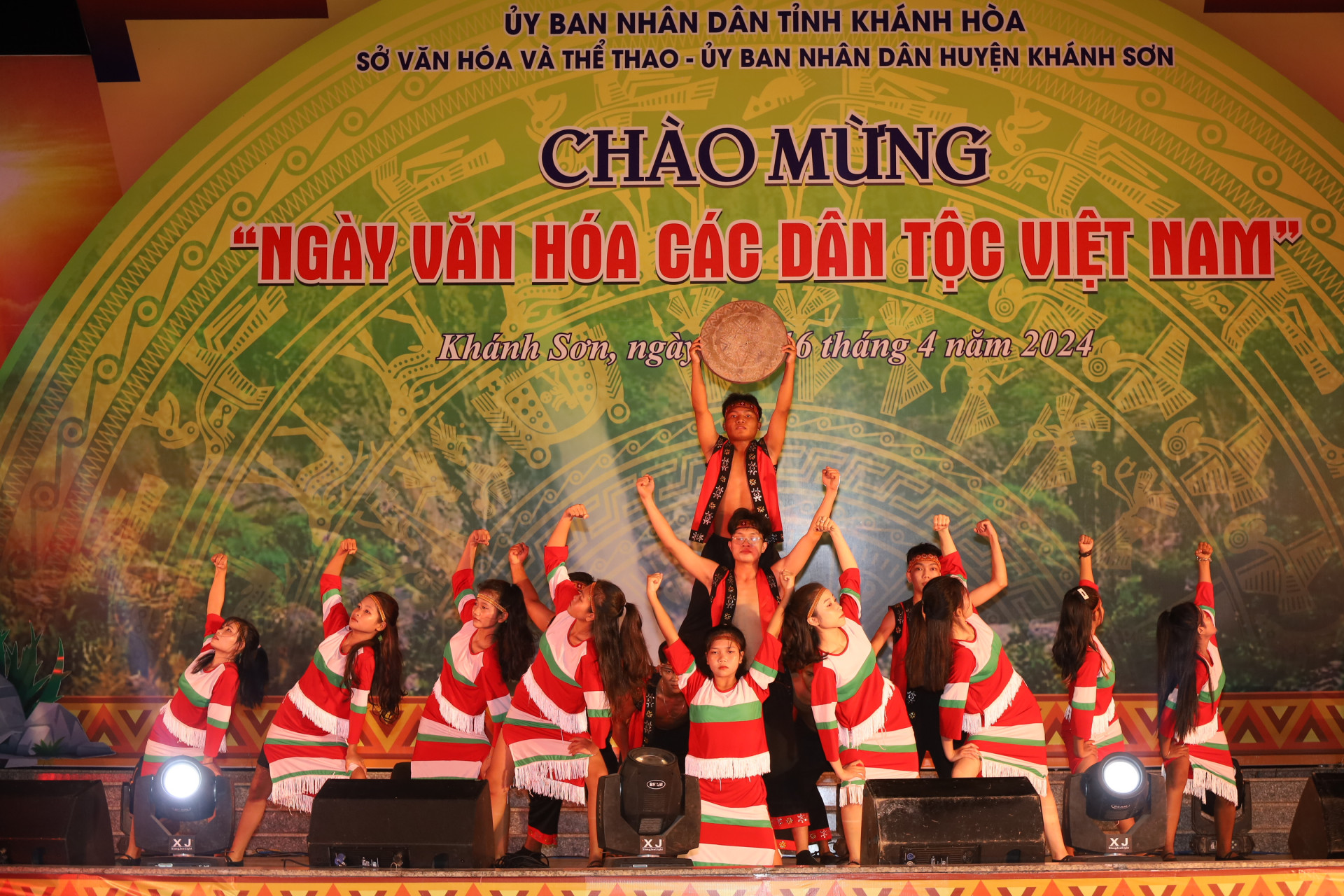 Tiết mục múa của Đoàn nghệ thuật quần chúng huyện Khánh Vĩnh.