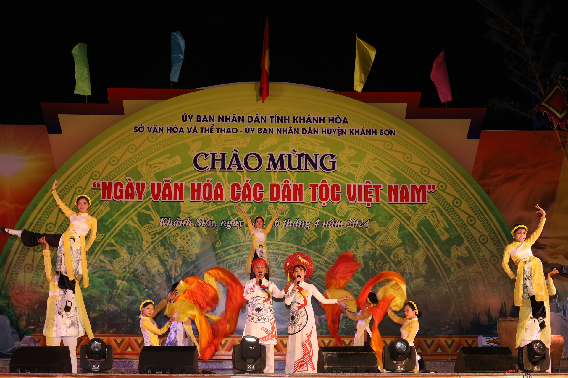 Phần thi diễn của Đoàn nghệ thuật quần chúng huyện Vạn Ninh.