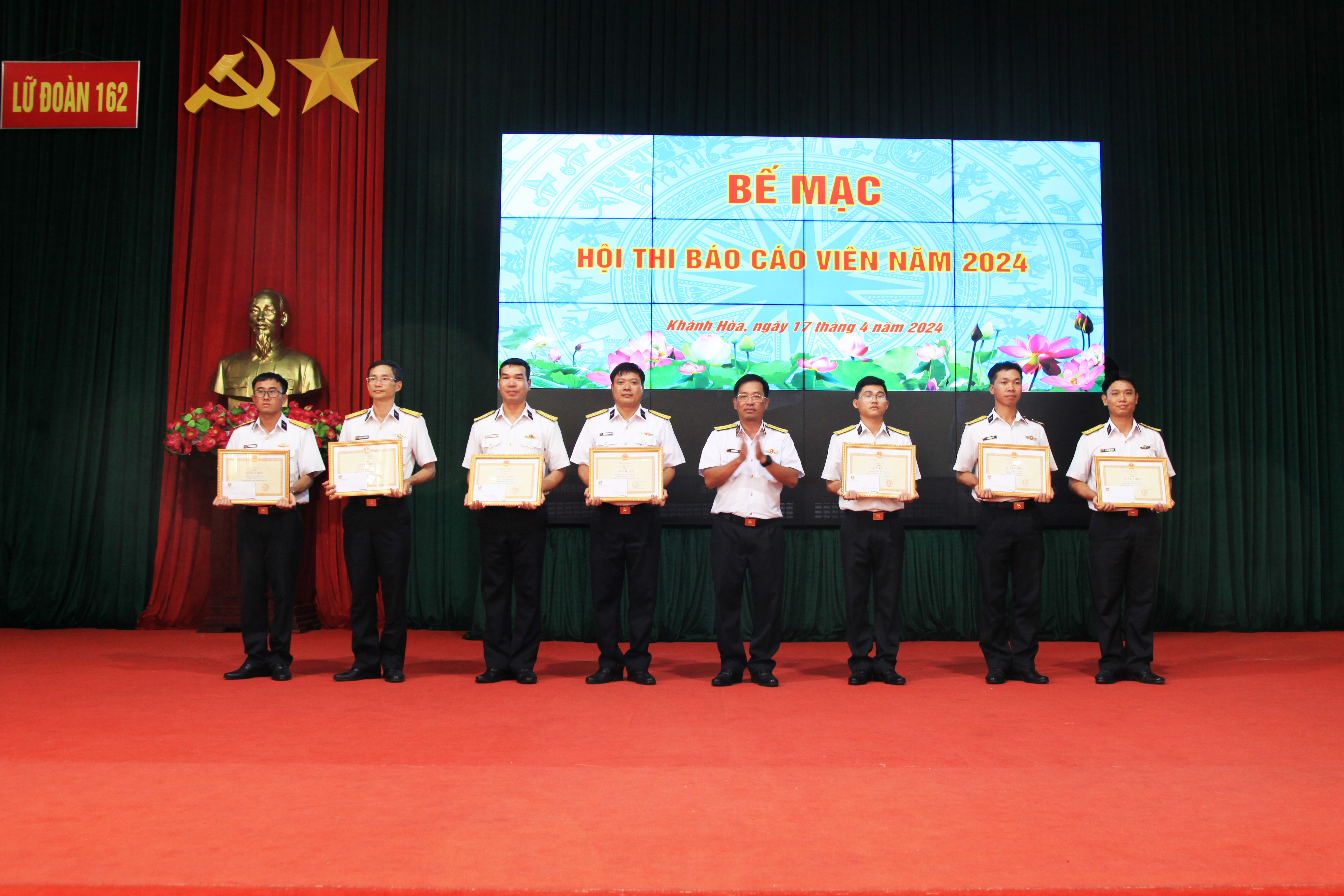 Ban tổ chức trao thưởng cho các báo cáo viên đạt thành tích cao tại hội thi.