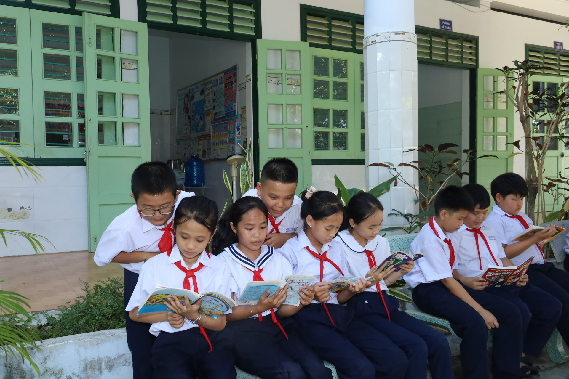 Hoạt động đọc sách trong giờ ra chơi của các em học sinh Trường Tiểu học Vĩnh Phương 2.