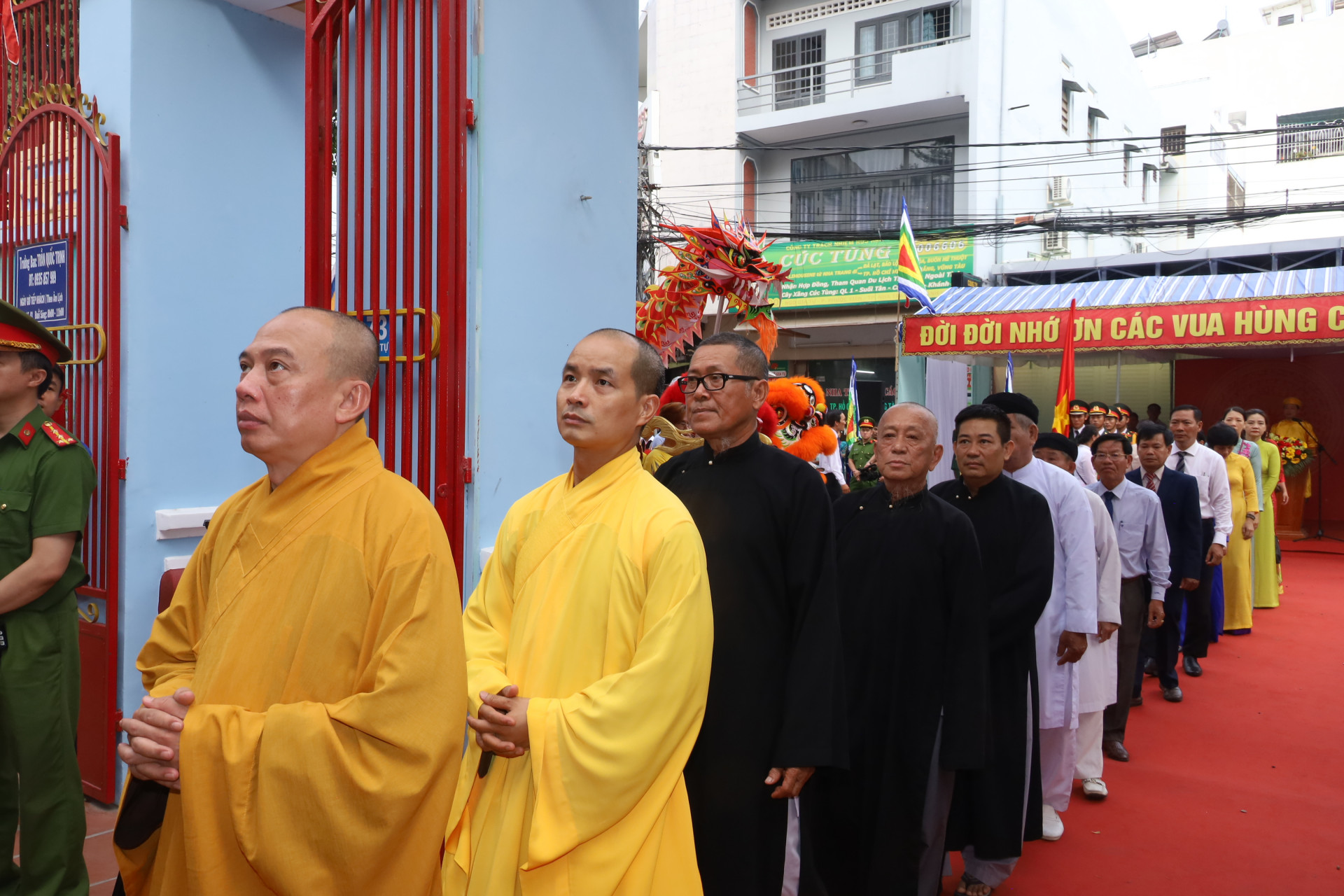 Các vị chức sắc tôn  giáo trong tỉnh đến tham dự lễ dâng hương tưởng nhớ các Vua Hùng.