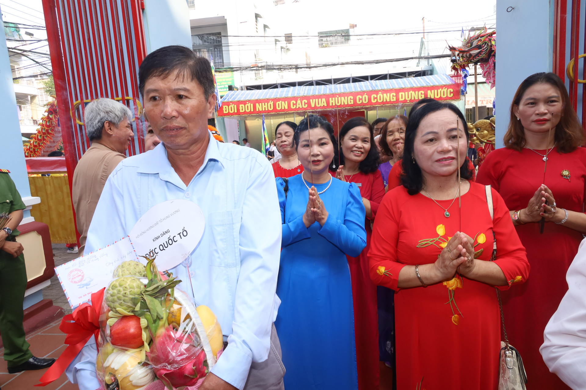 Những người con quê gốc tỉnh Phú Thọ đang sinh sống, làm việc ở tỉnh Khánh Hòa cũng về dự lễ dâng hương với tấm lòng hướng về quê cha đất Tổ.