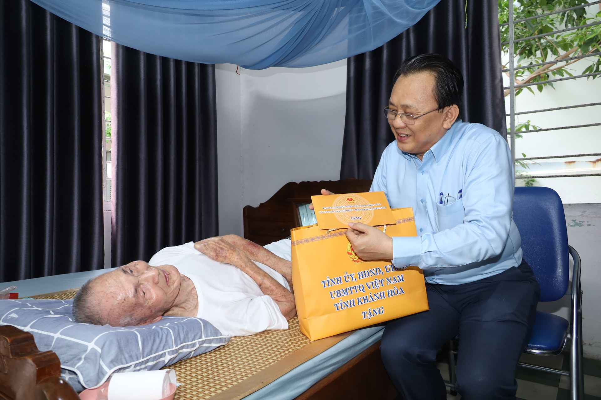 Đồng chí Lê Hữu Hoàng thăm hỏi, tặng quà tri ân ông Lê Văn Kế.