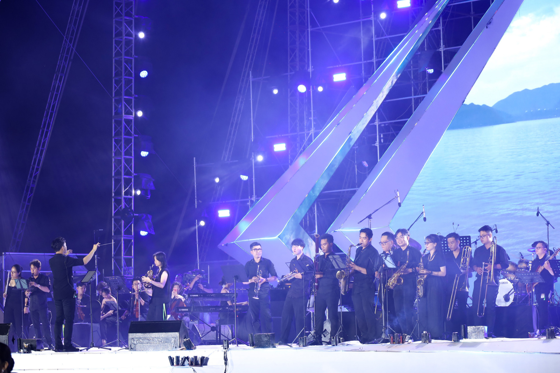 Ban nhạc Saigon Winds biểu diễn tác phẩm Merry go round of life.