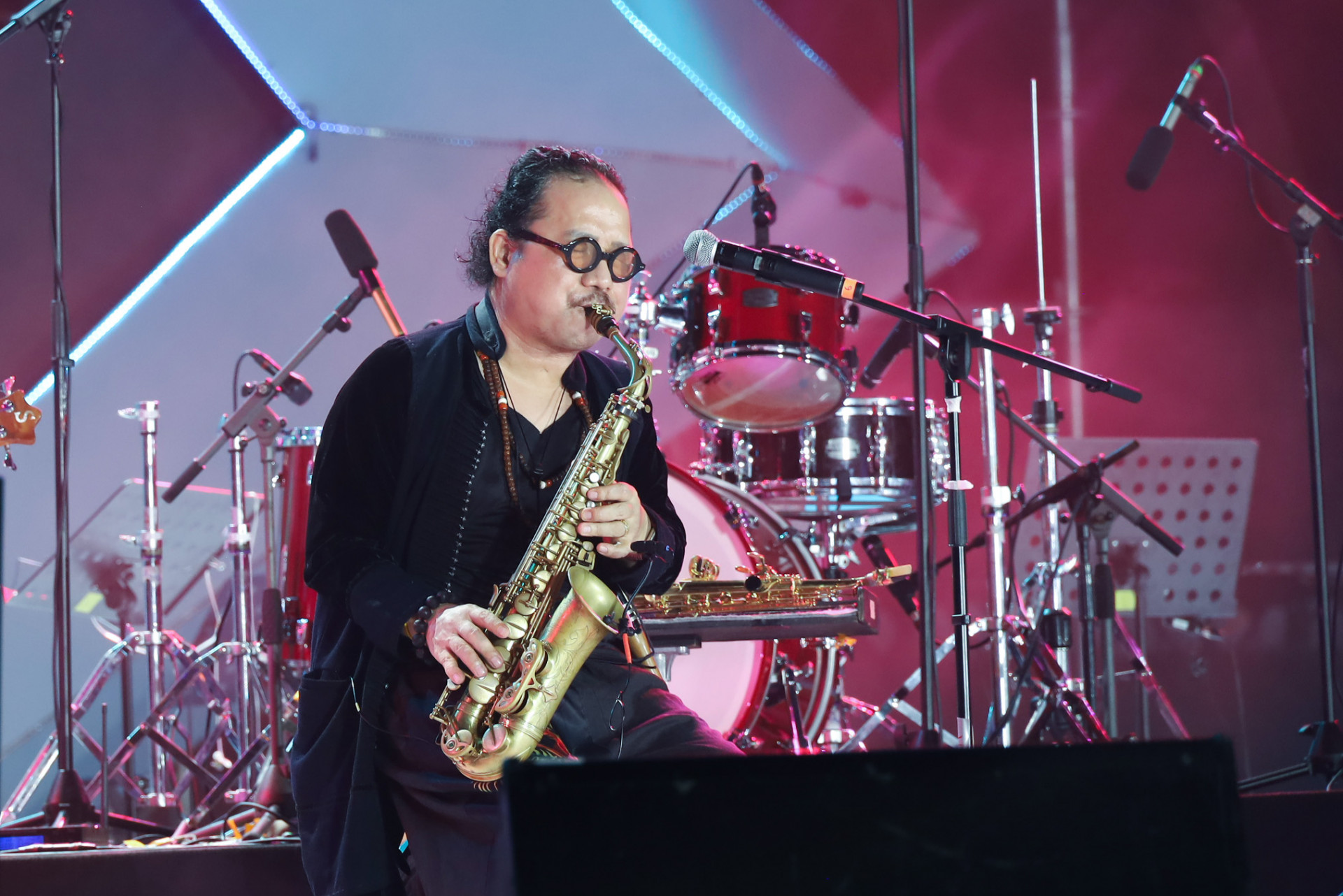 Nghệ sĩ Trần Mạnh Tuấn phiêu cùng tiếng kèn Saxophone gửi tới khán giả nhạc phẩm Bướm mơ.