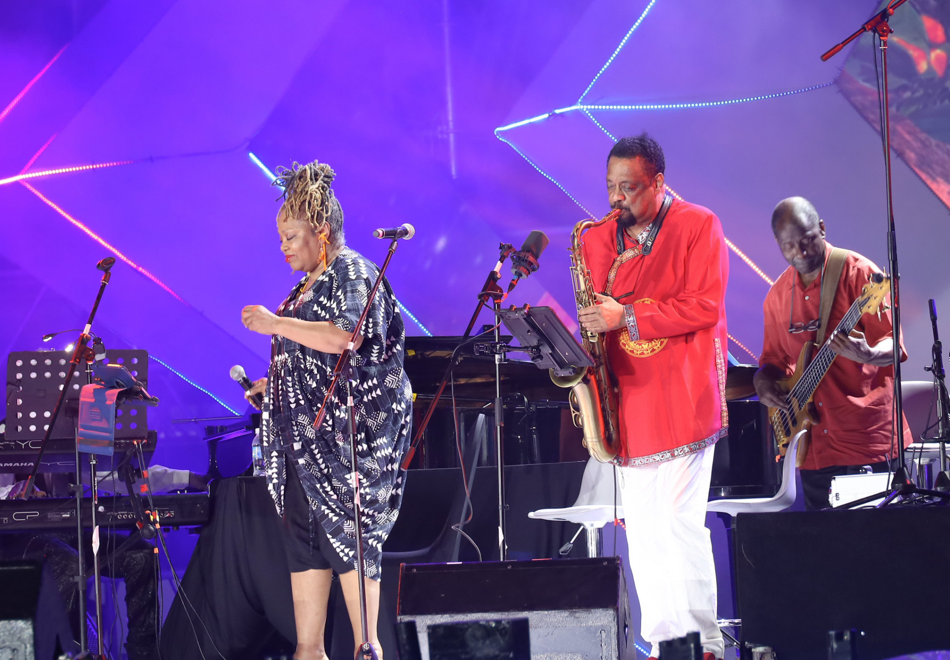 Huyền thoại nhạc Jazz thế giới Chico Freeman (bên phải), cùng các thành viên trong ban nhạc đến từ Mỹ đã có lần đầu biểu diễn trước khán giả TP. Nha Trang.