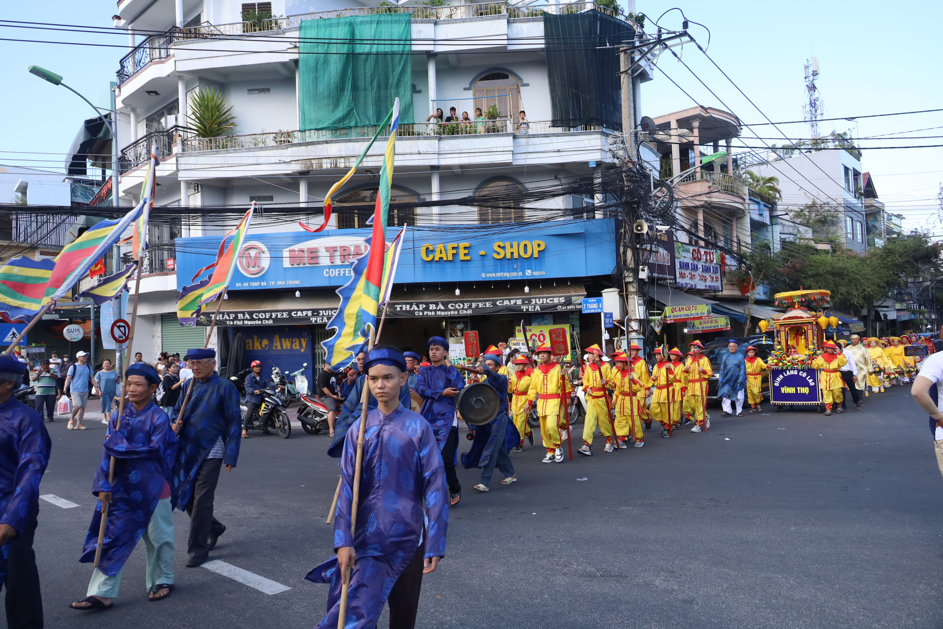 Đoàn rước của Đình làng Cù Lao (phường Vĩnh Thọ) tham gia lễ thả hoa đăng.