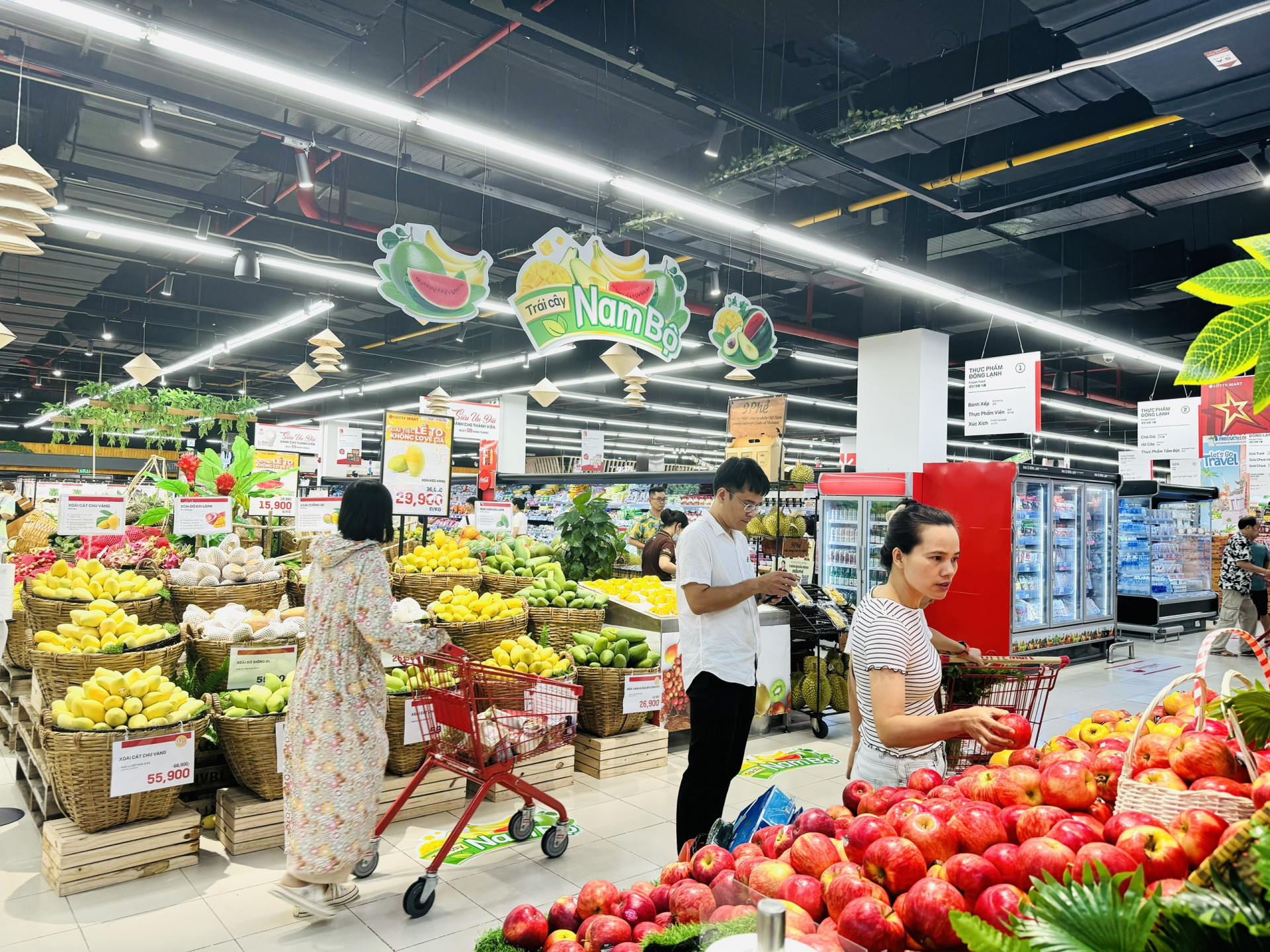 Khách hàng mua trái cây tại Siêu thị Lotte Mart Nha Trang