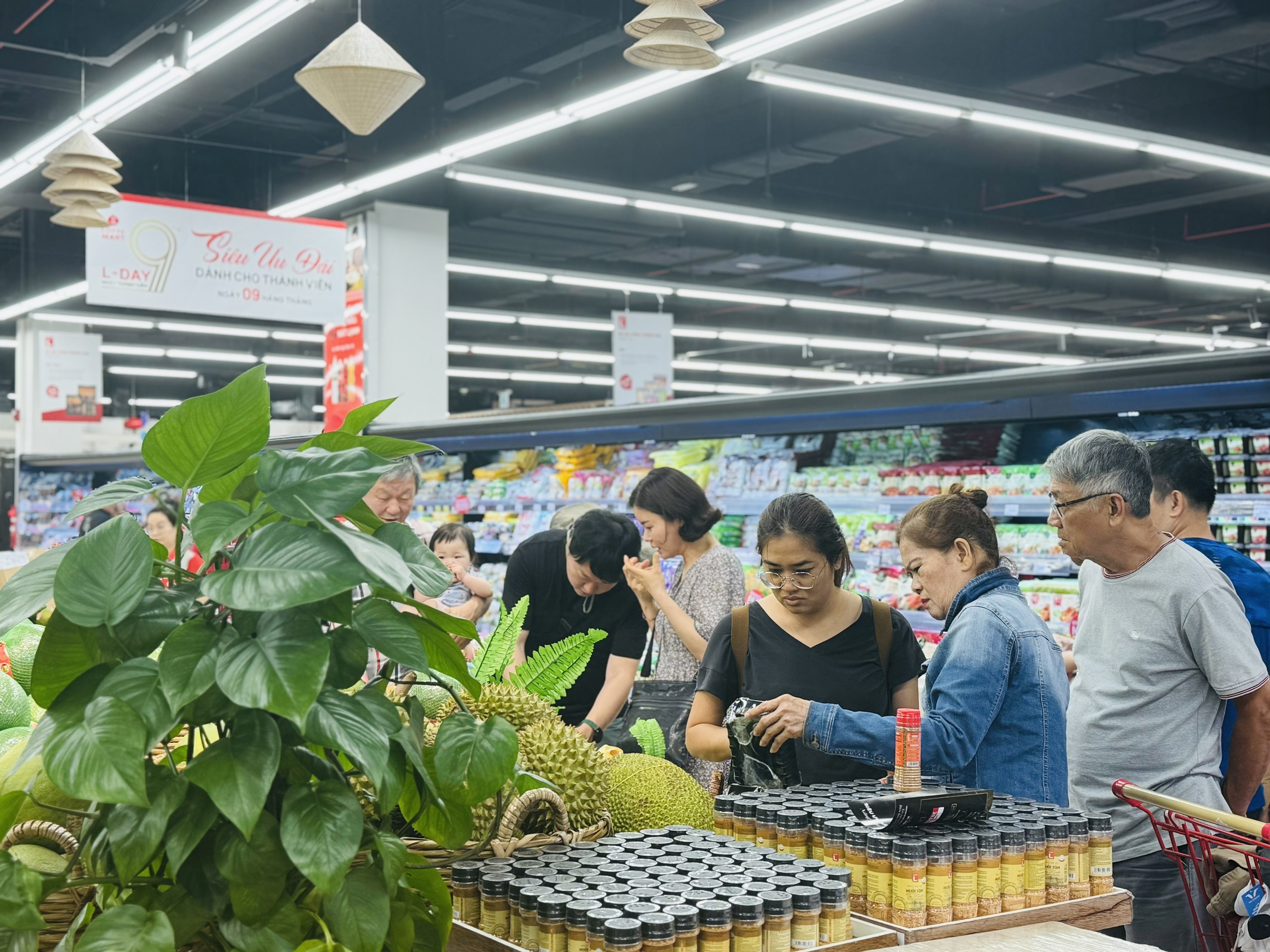 Các siêu thị, trung tâm thương mại:: Nhiều chương trình khuyến mãi giảm giá dịp lễ