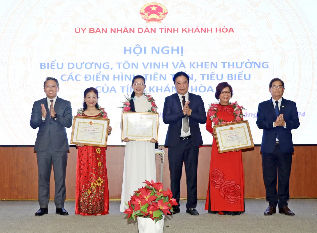 Biểu dương, khen thưởng 3 cá nhân điển hình tiên tiến, tiêu biểu