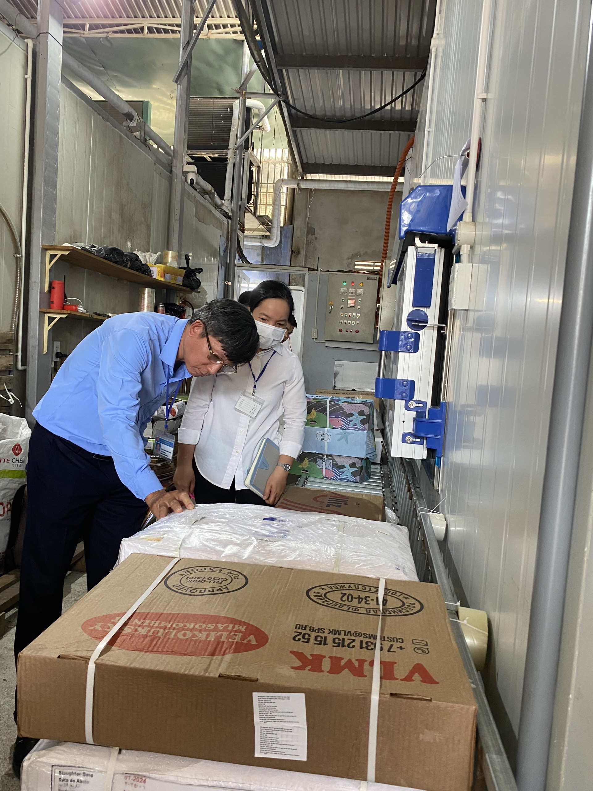 Ban chỉ đạo liên ngành Vệ sinh an toàn thực phẩm tỉnh kiểm tra một công tác đảm bảo an toàn thực phẩm tại cơ sở kinh doanh thịt gia súc, gia cầm đông lạnh ở TP. Nha Trang