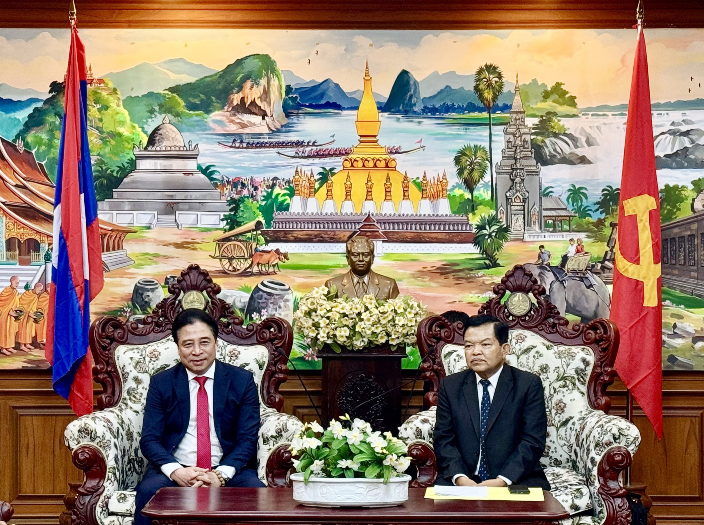 Đoàn đại biểu tỉnh Khánh Hòa thăm, chúc Tết cổ truyền Bunpimay lãnh đạo tỉnh Champasak, Lào