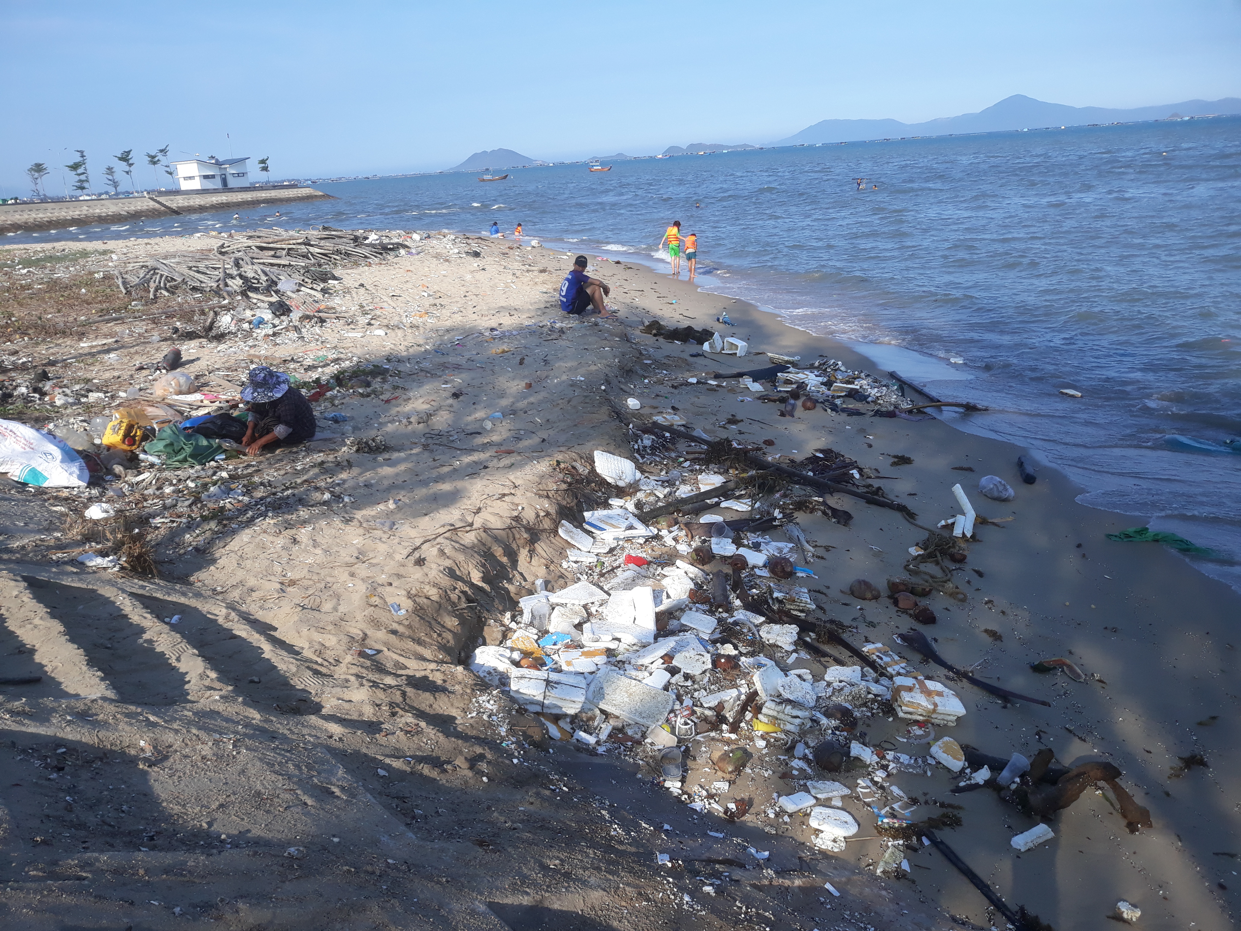 Cần làm sạch bờ biển