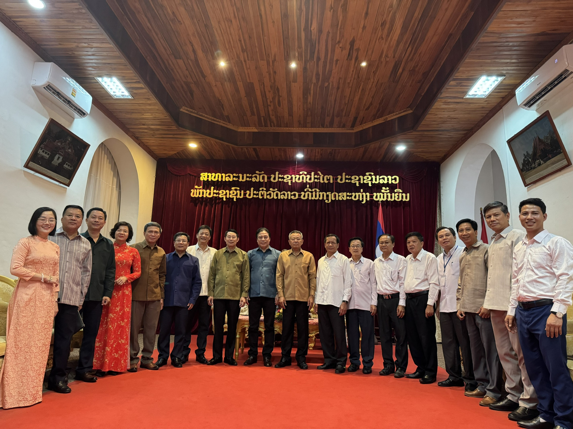 Đoàn đại biểu tỉnh Khánh Hòa chụp hình lưu niệm với lãnh đạo tỉnh Luang Prabang