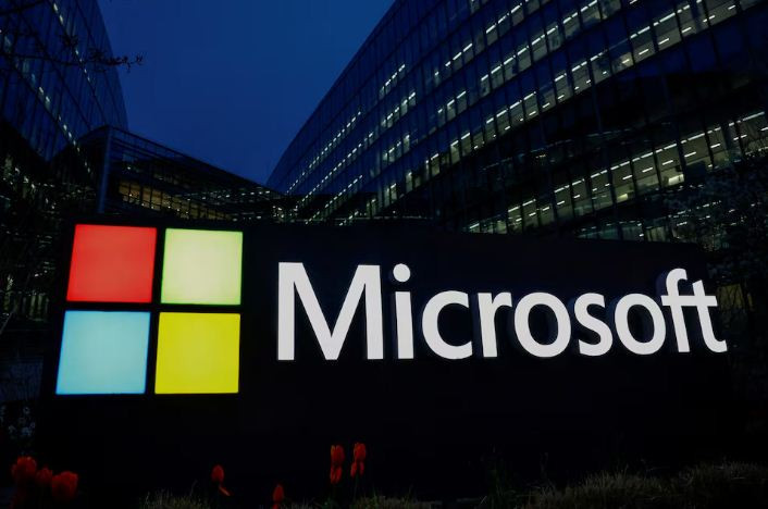 Một góc nhìn hiển thị logo Microsoft tại các văn phòng của Microsoft ở Issy-les-Moulineaux gần Paris, Pháp, ngày 25/3/2024