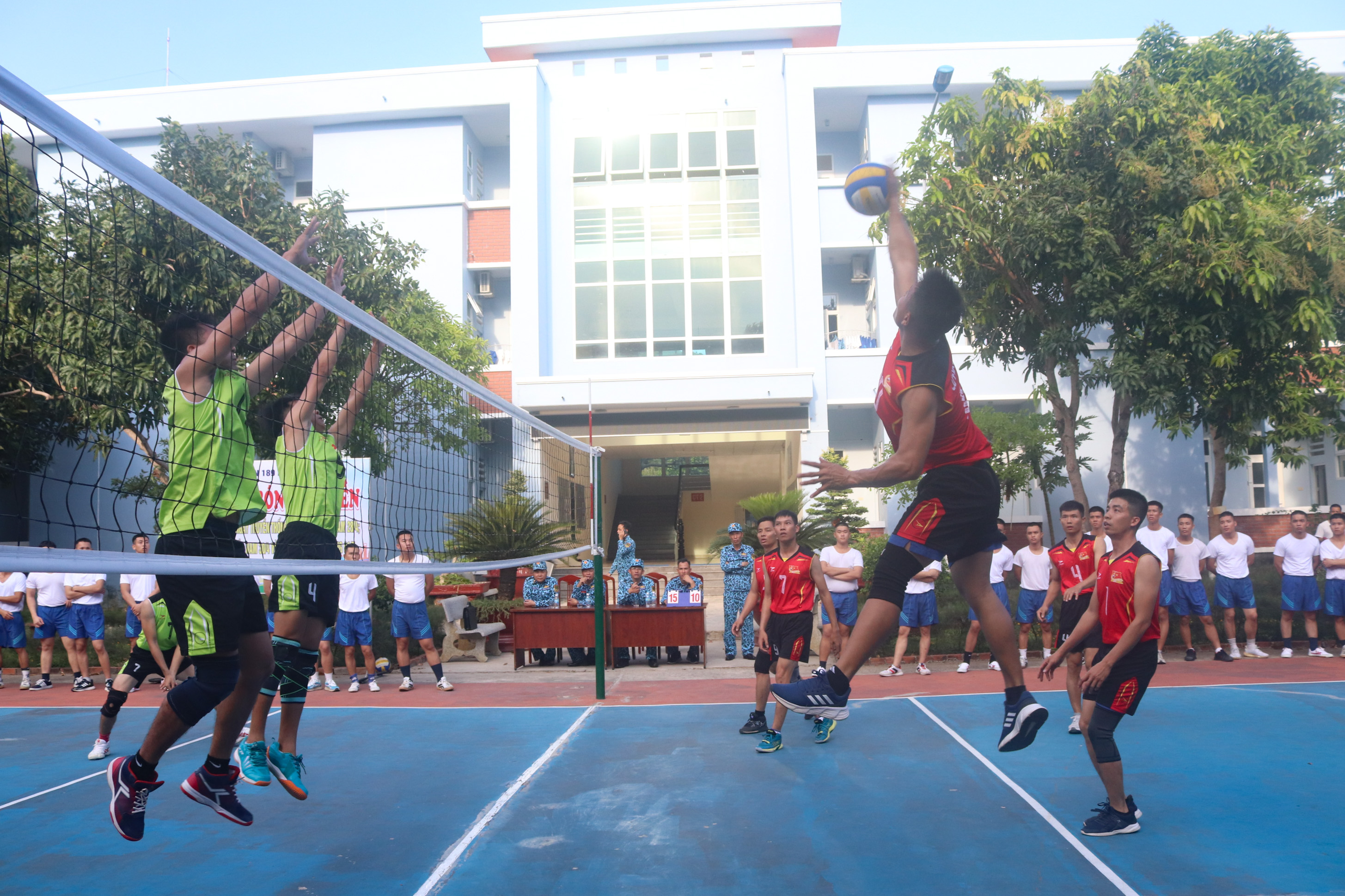 Lữ đoàn 189 tổ chức giao lưu bóng chuyền chào mừng các ngày lễ lớn