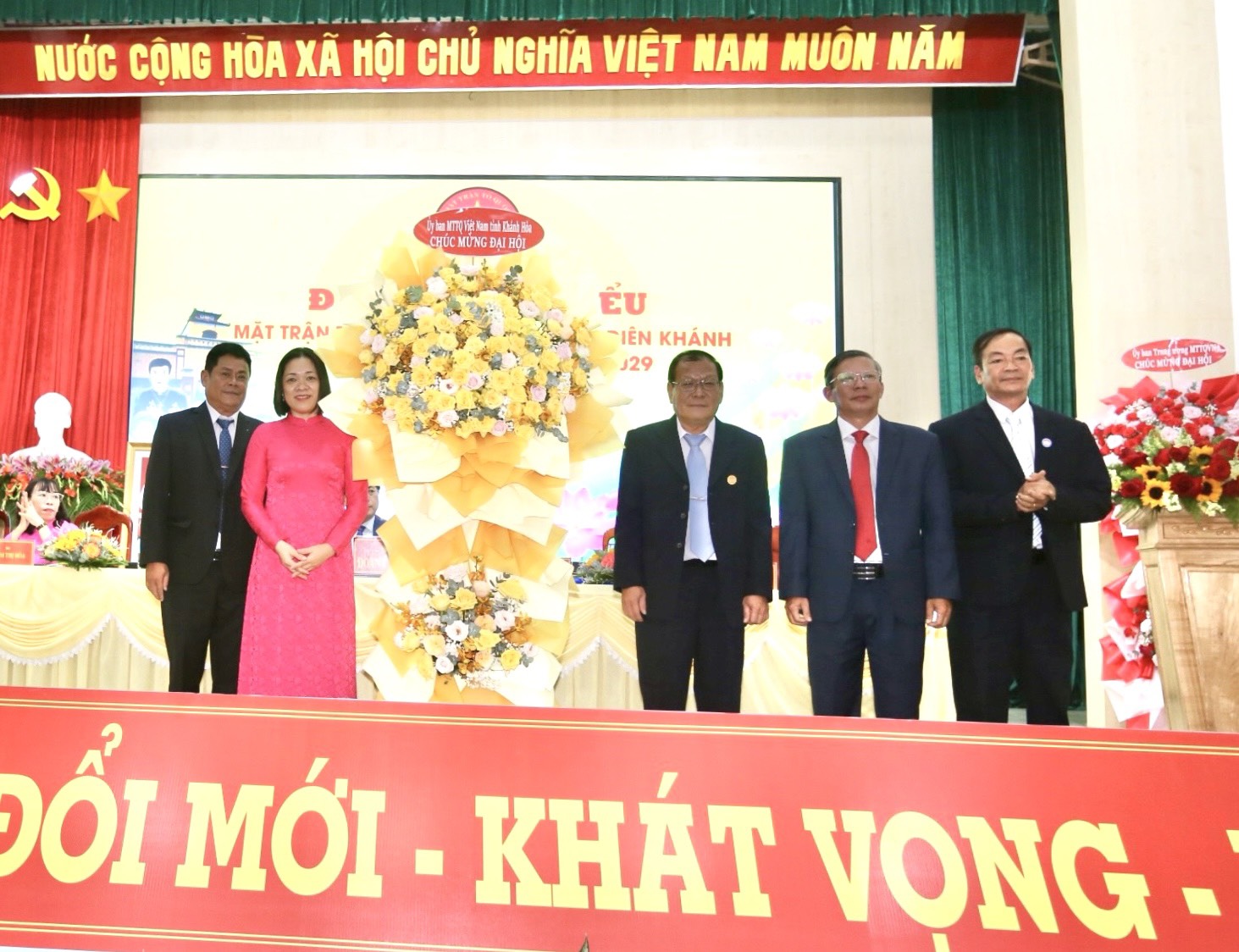 Lãnh đạo UBMTTQ Việt Nam tỉnh tặng hoa chúc mừng đại hội.