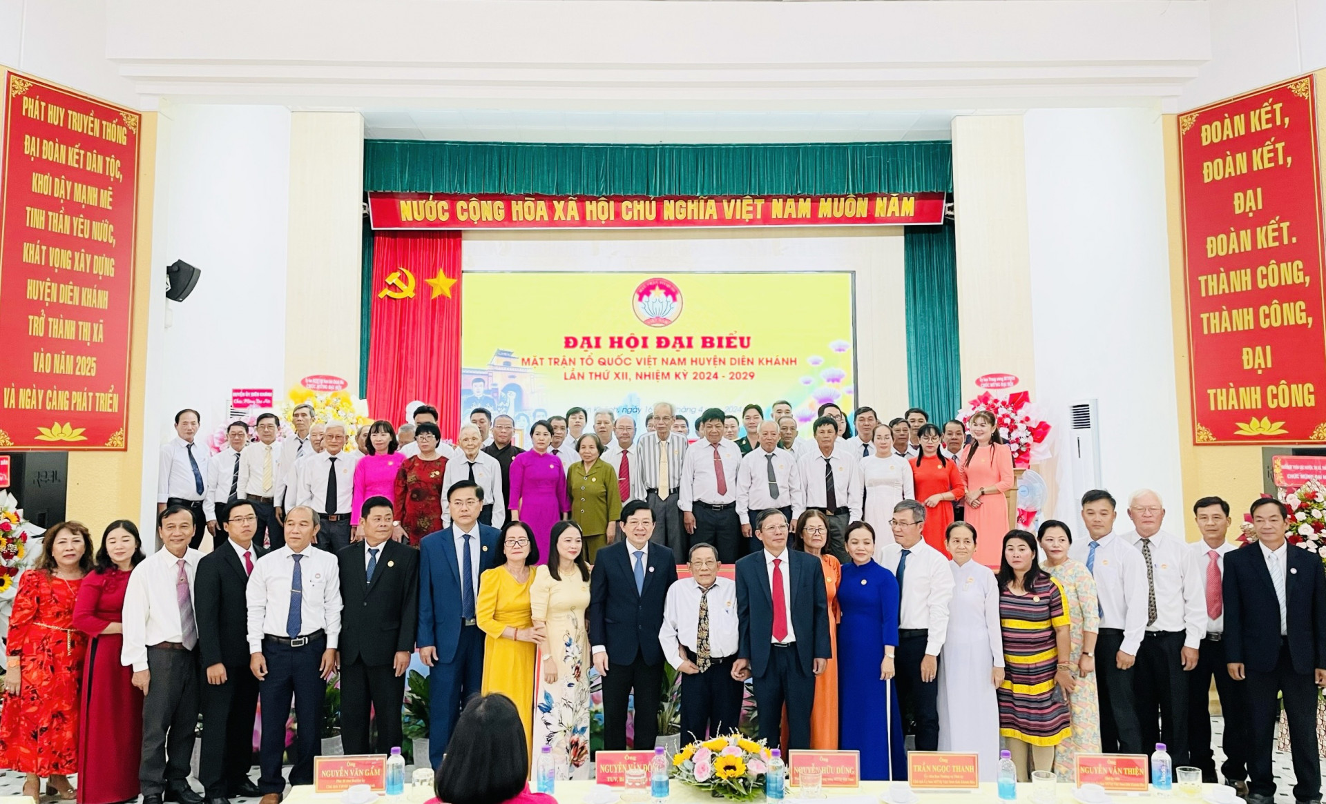 Các ủy viên UBMTTQ Việt Nam huyện nhiệm kỳ mới chụp ảnh kỷ niệm với các đại biểu.