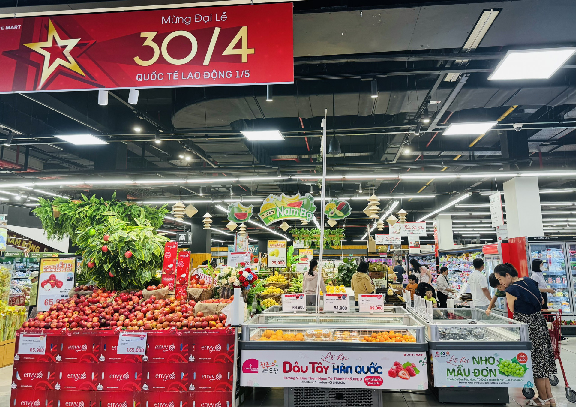 Ngoài chuẩn bị hàng hoá dồi dào, các siêu thị còn có nhiều chương trình giảm kích cầu tiêu dùng dịp lễ 30-4 và 1-5