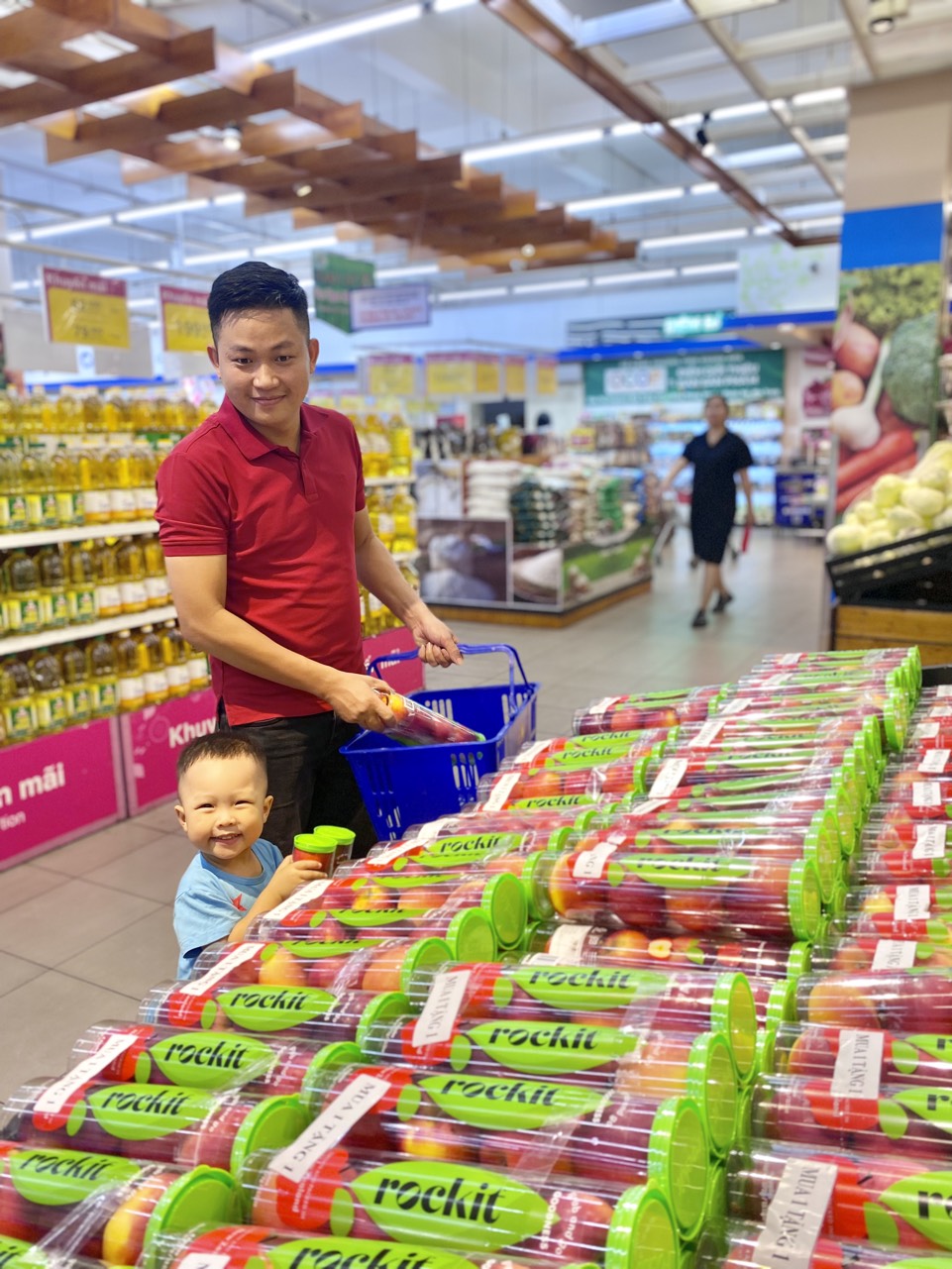 Người dân chọn mua trái cây tại Siêu thị Co.opmart Nha Trang
