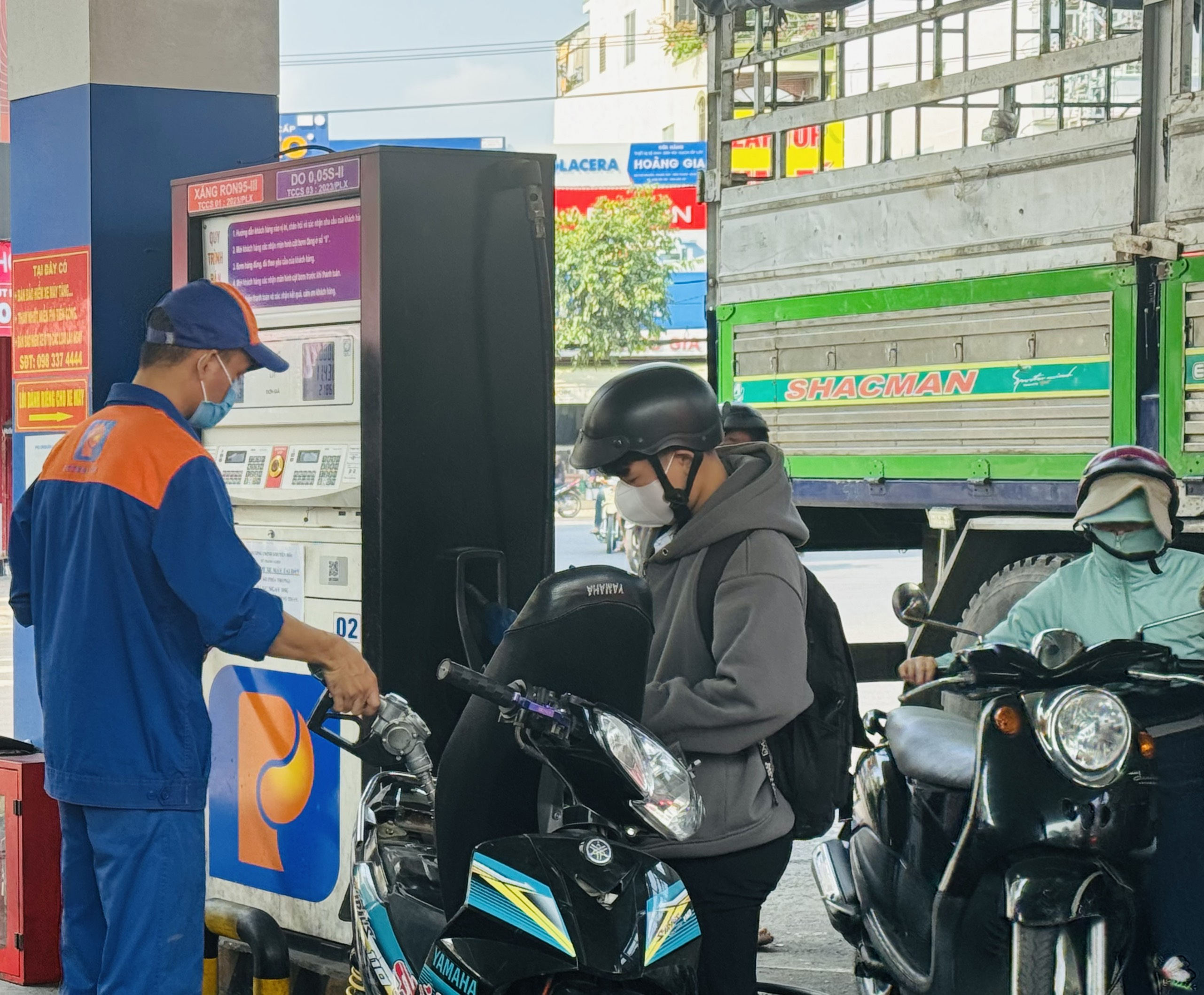 Giá xăng giảm hơn 300 đồng/lít