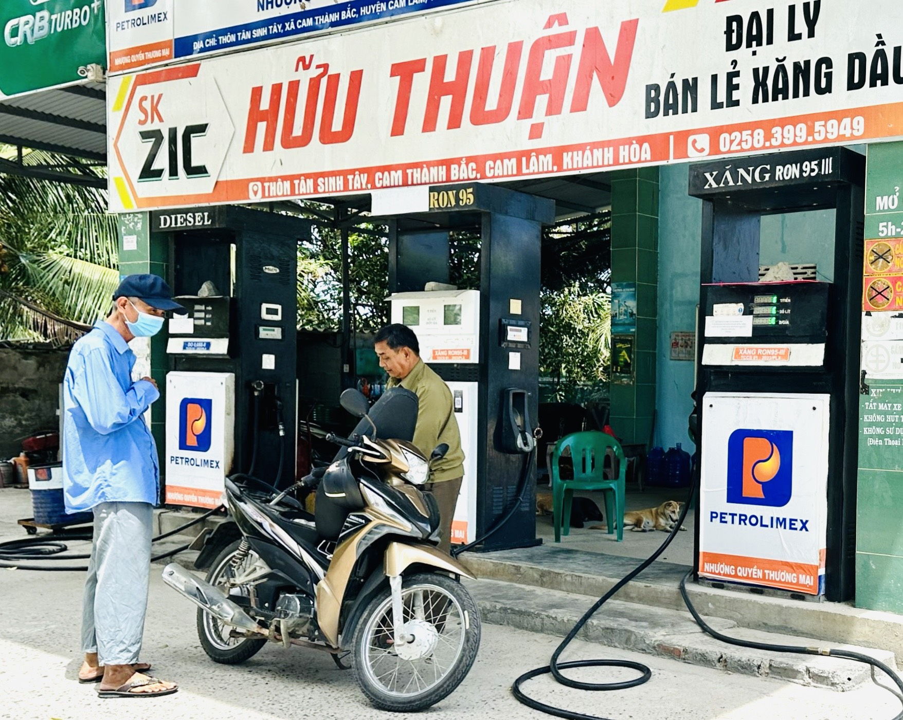 Giá xăng biến động nhẹ, dầu đồng loạt tăng