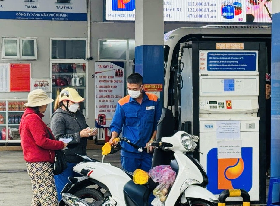 Người dân đổ xăng ở TP. Nha Trang
