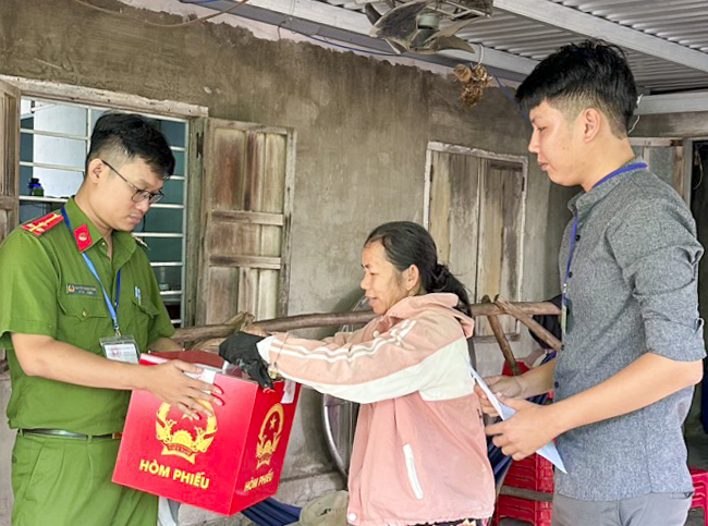 Người dân xã Ninh Vân bỏ phiếu cho ý kiến