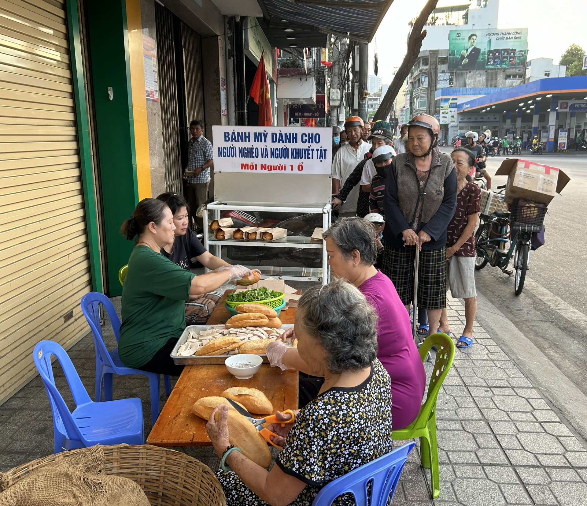 Người dân xếp hàng nhận bánh mì