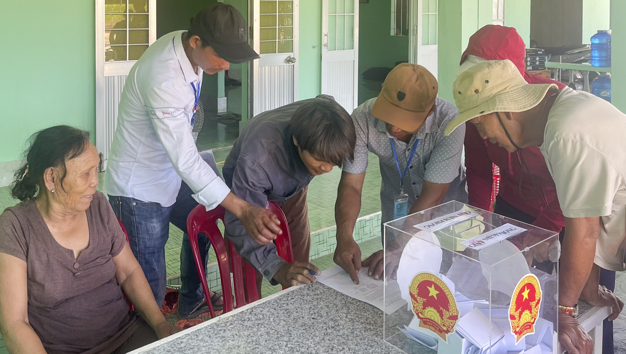 Người dân xã Ninh Phước bỏ phiếu cho ý kiến