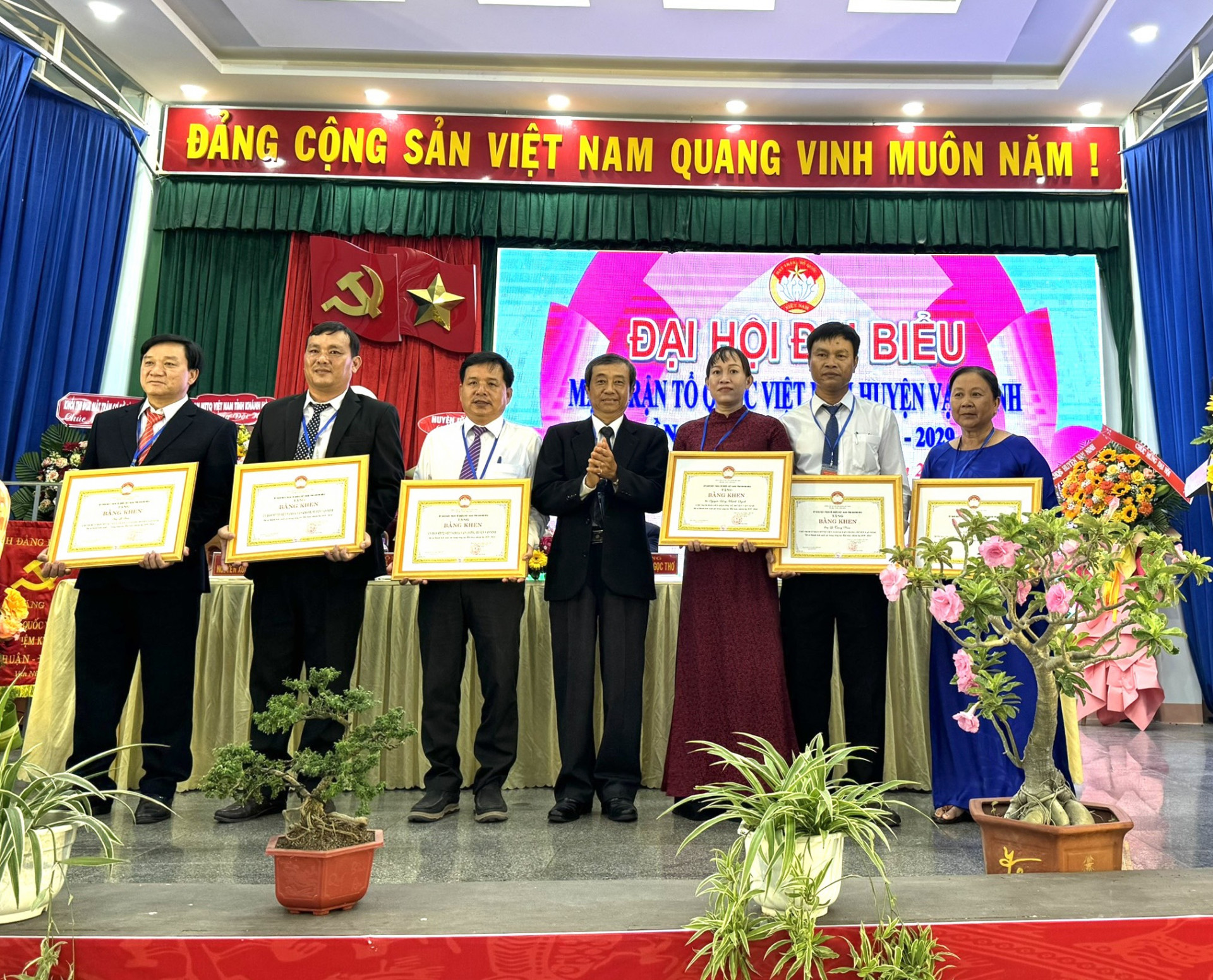 Ông Cao Ngọc Tâm - Phó Chủ tịch UBMTTQ Việt Nam tỉnh tặng bằng khen cho các tập thể và cá nhân