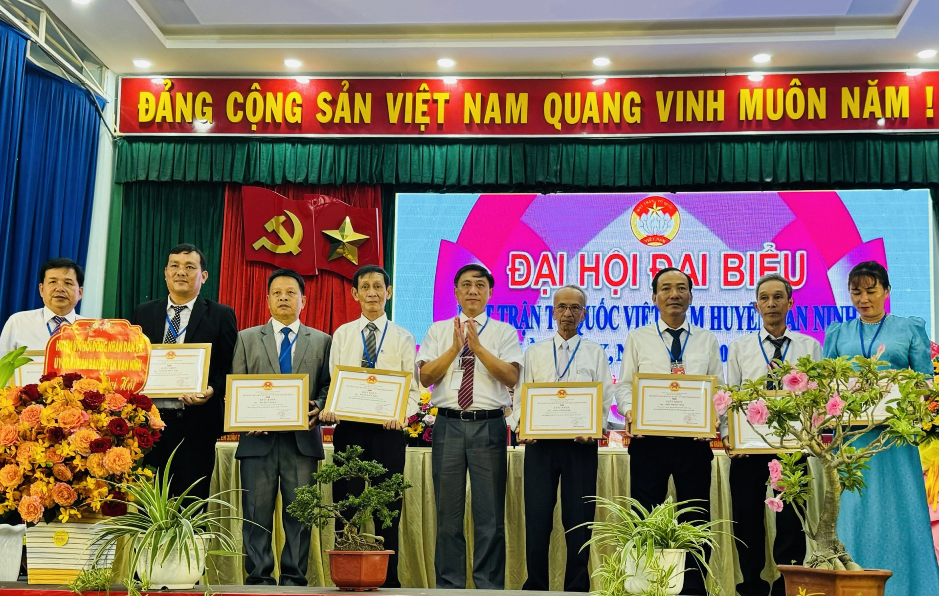 Ông Đàm Ngọc Quang - Chủ tịch UBND huyện Vạn Ninh trao giấy khen cho các cá nhân