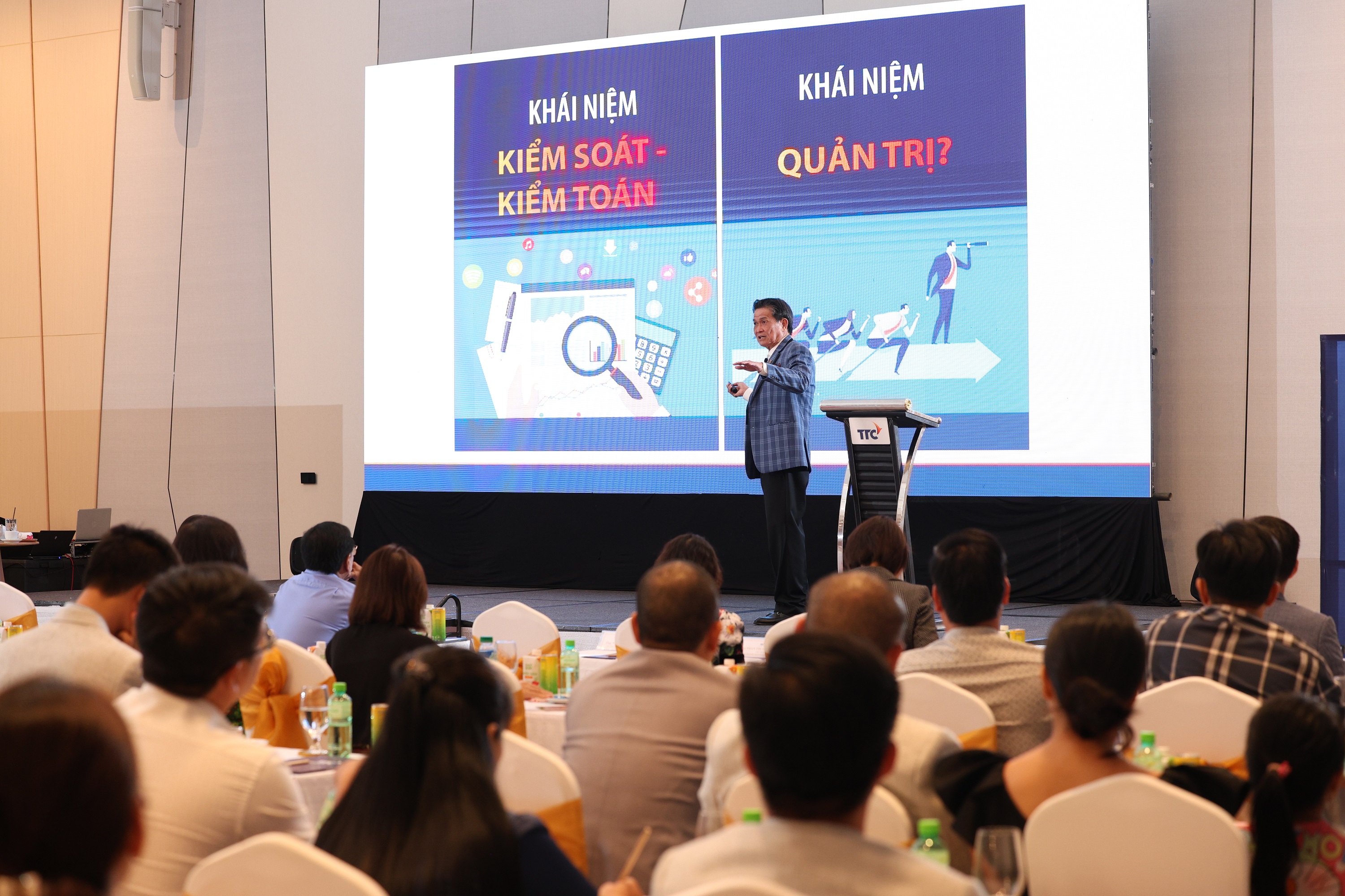 Hơn 300 người tham dự chương trình chia sẻ kinh nghiệm quản trị và điều hành doanh nghiệp, quản trị thương hiệu