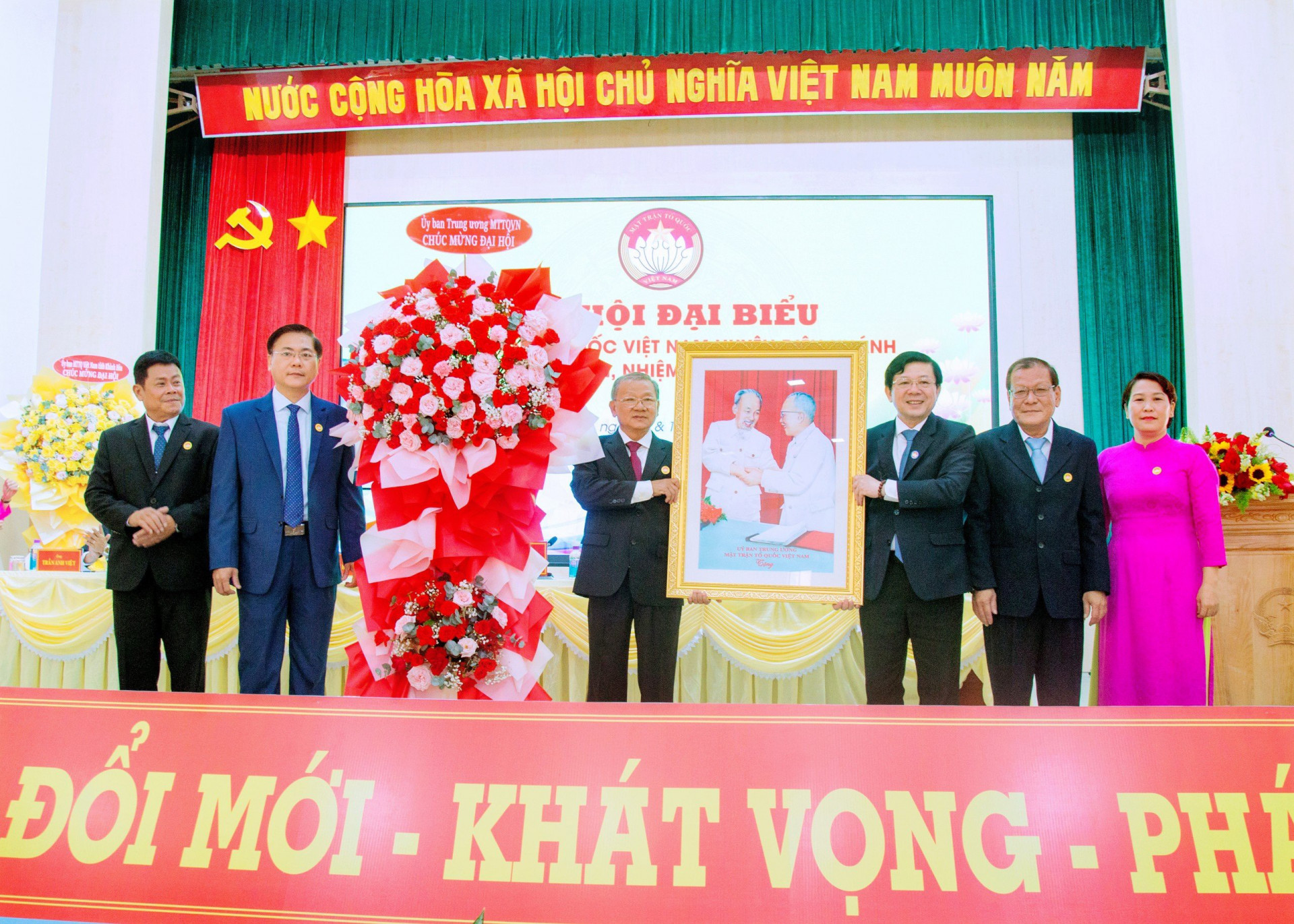 Ông Nguyễn Hữu Dũng - Phó Chủ tịch Ủy ban Trung ương MTTQ Việt Nam (thứ 3 từ phải qua) chúc mừng đại hội.