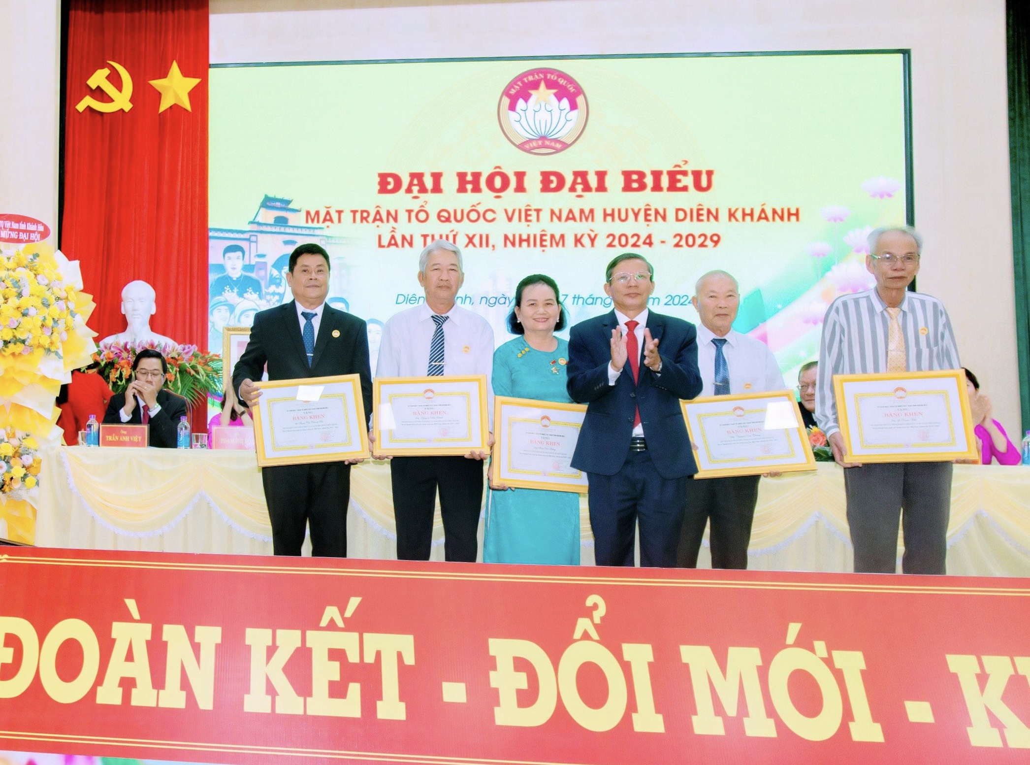 Ông Trần Ngọc Thanh trao bằng khen cho các cá nhân.