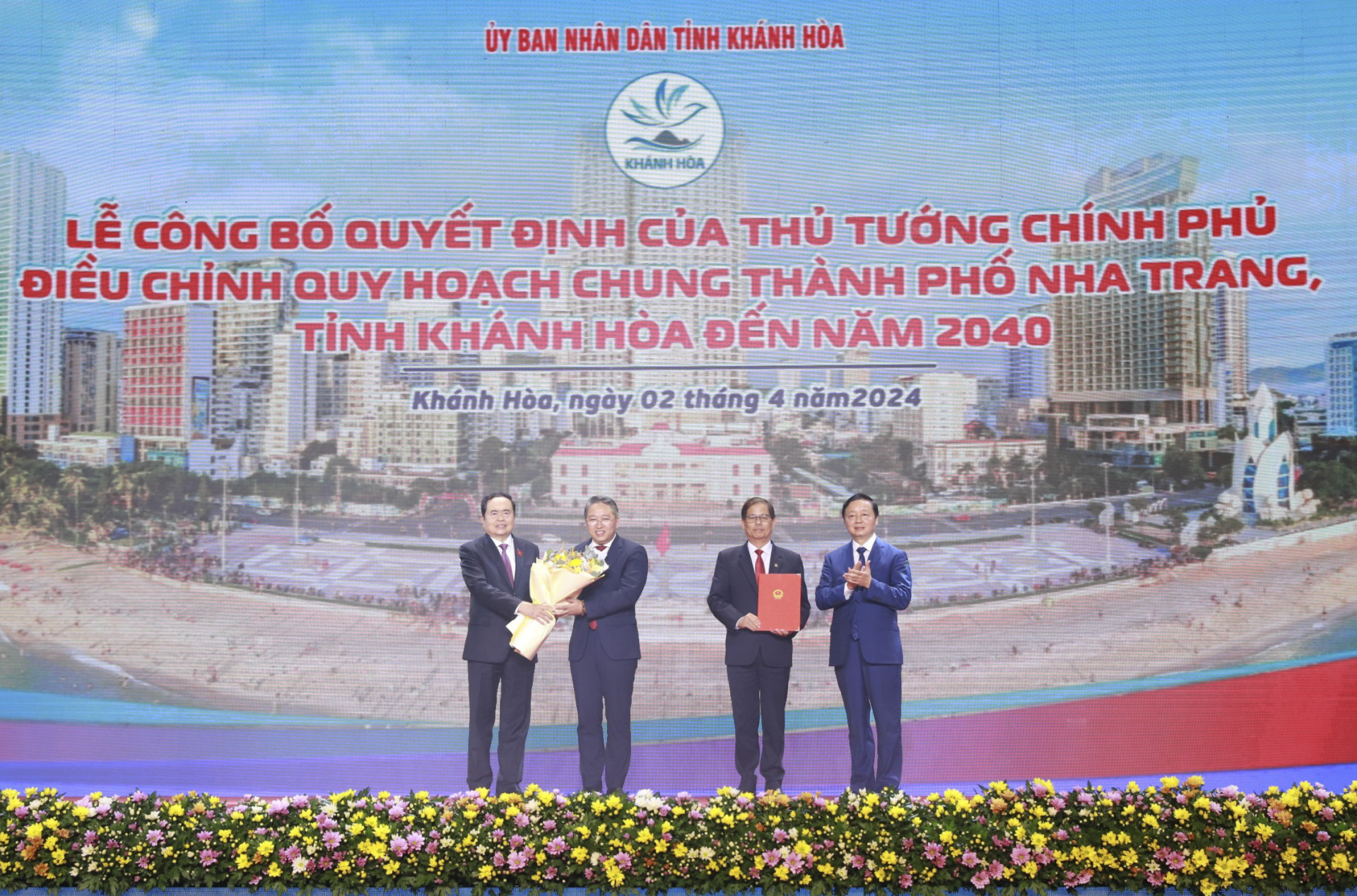 Ủy viên Bộ Chính trị, Phó Chủ tịch Thường trực Quốc hội Trần Thanh Mẫn (bìa trái) và Phó Thủ tướng Chính phủ Trần Hồng Hà đã tặng hoa, trao quyết định của Thủ tướng Chính phủ điều chỉnh Quy hoạch chung TP. Nha Trang đến năm 2040 cho lãnh đạo tỉnh Khánh Hòa.