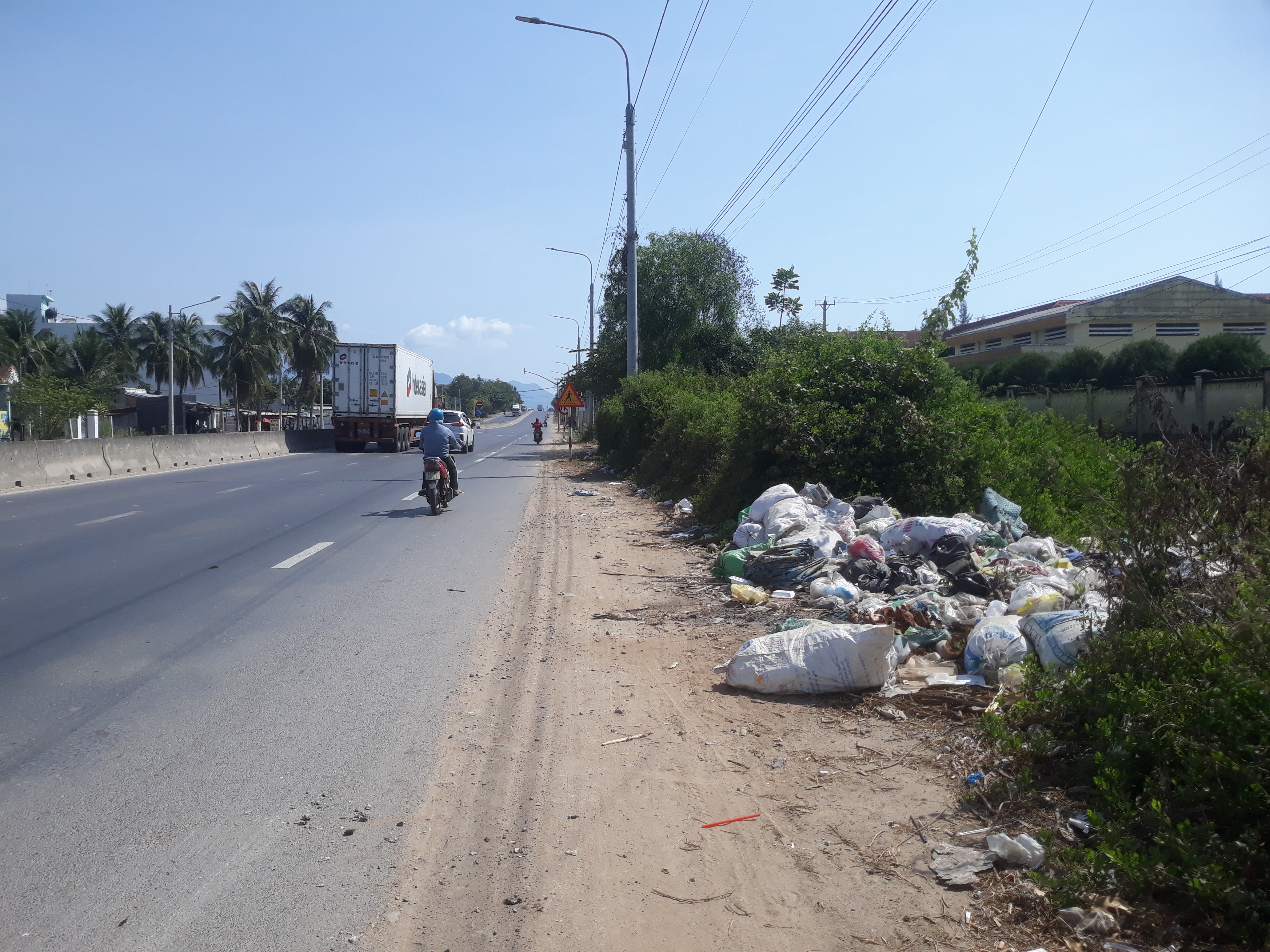 Bỏ rác bừa bãi bên đường