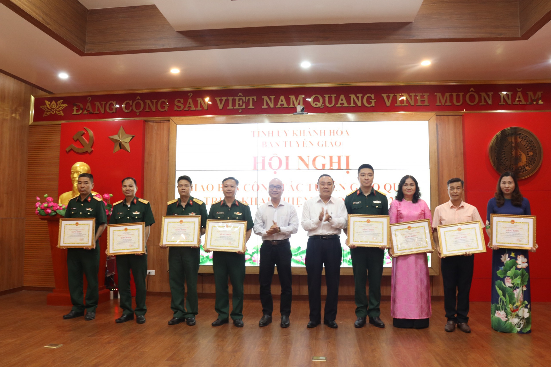 Lãnh đạo Ban Tuyên giáo Tỉnh ủy trao Bằng khen của Chủ tịch UBND tỉnh cho các cá nhân.