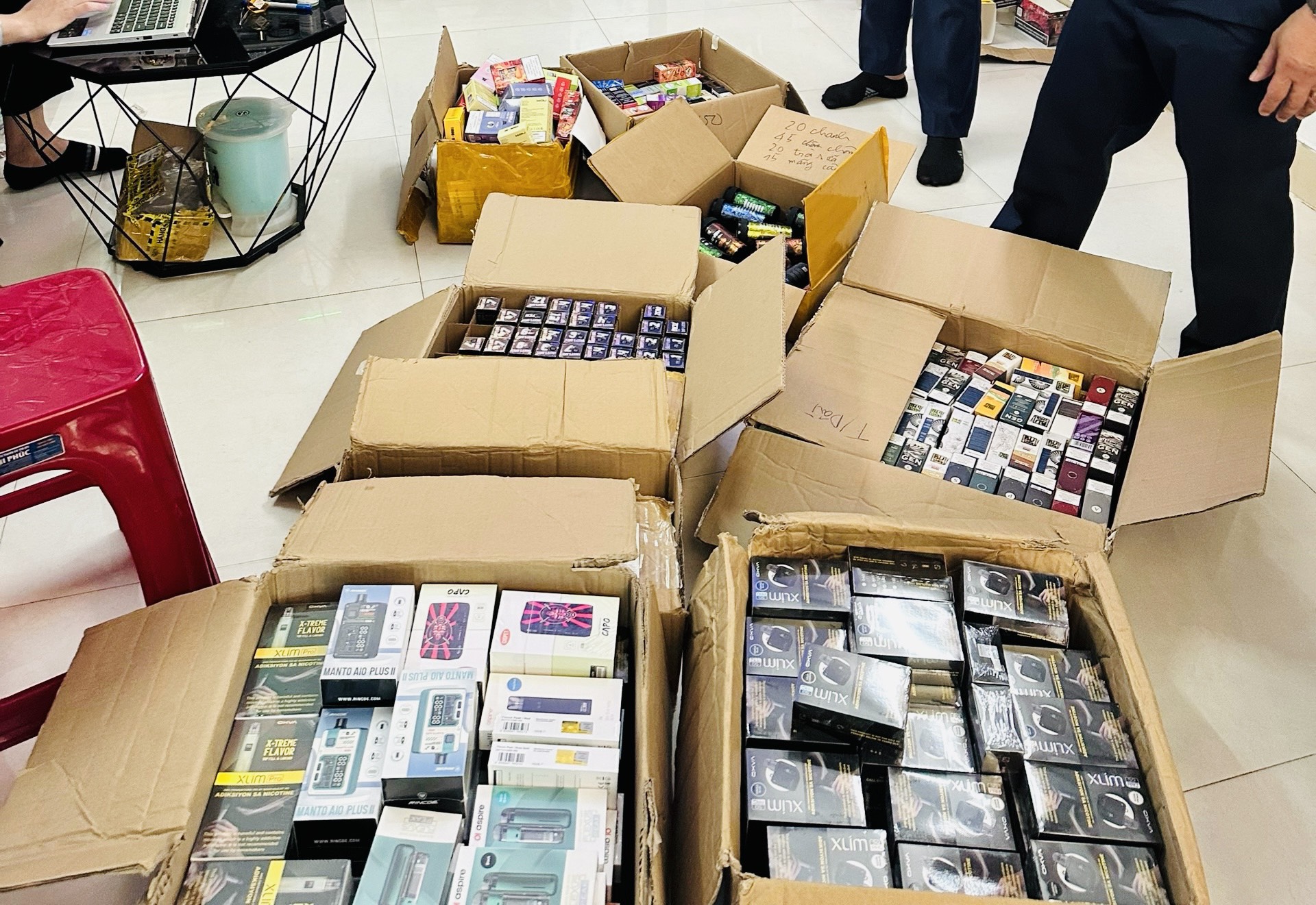 Nha Trang:: 4 cơ sở kinh doanh thuốc lá điện tử nhập lậu bị xử phạt hơn 400 triệu đồng