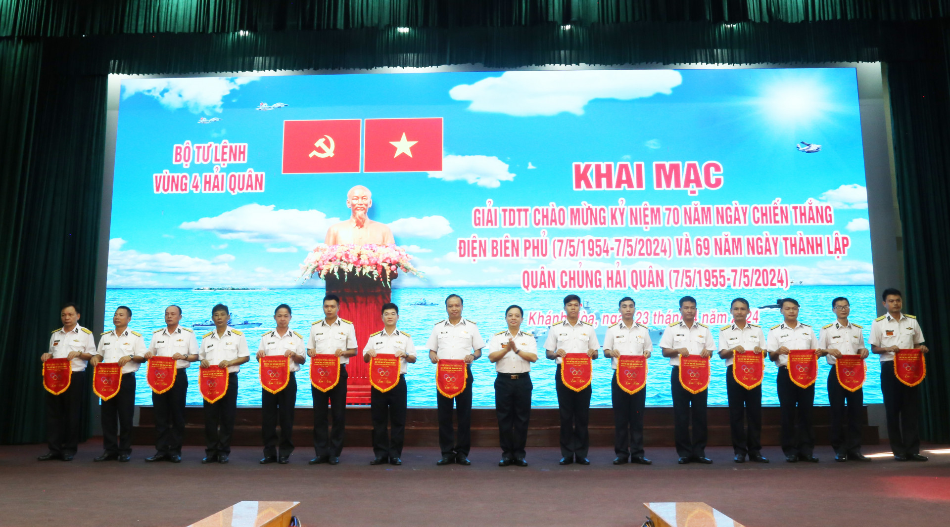 Ban tổ chức tặng cờ lưu niệm cho các đơn vị.

