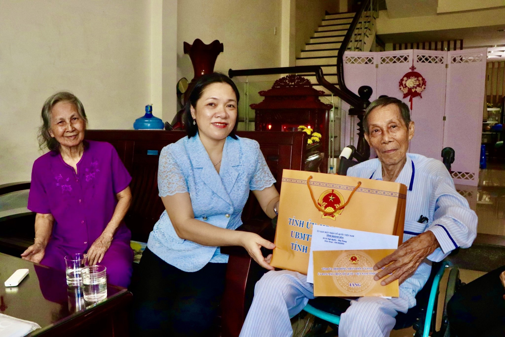 Bà Trần Thu Mai hỏi thăm và tặng quà cho ông Nguyễn Ngọc Diêu.