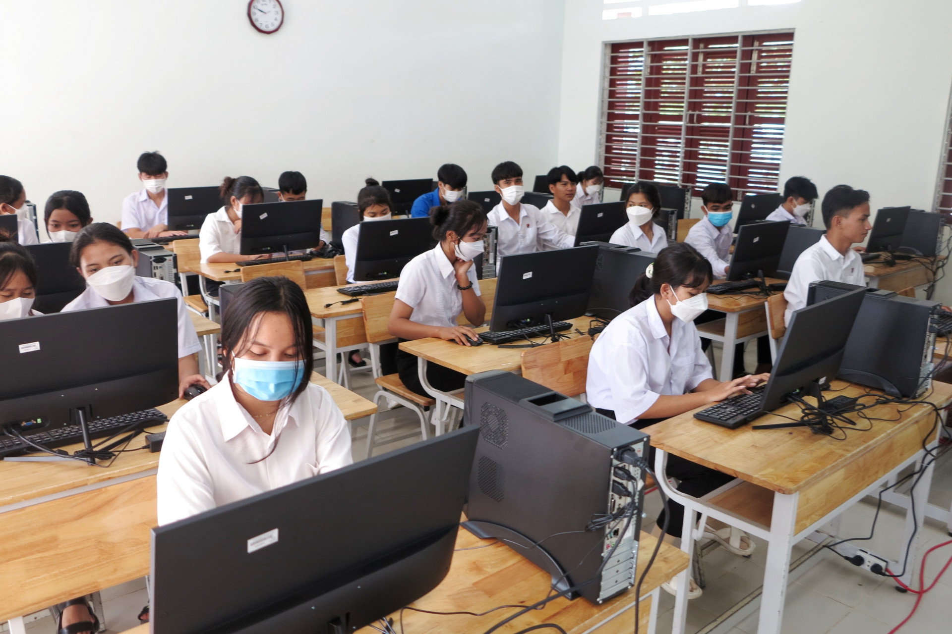 Phòng Tin học tại Trường THCS và THPT Nguyễn Thái Bình (huyện Khánh Vĩnh). 