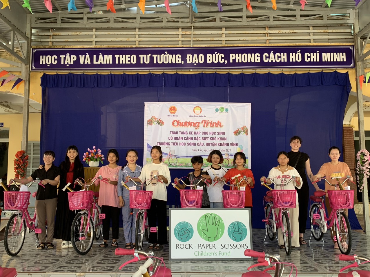 Trao tặng 25 xe đạp cho học sinh tiểu học xã Sông Cầu