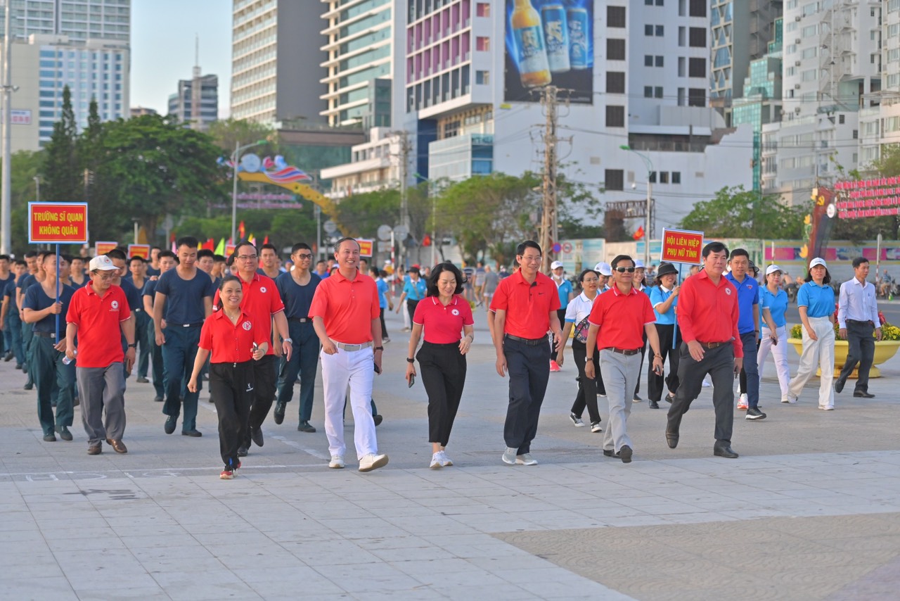 Gần 1.000 người tham gia Chiến dịch “Triệu bước chân nhân ái”