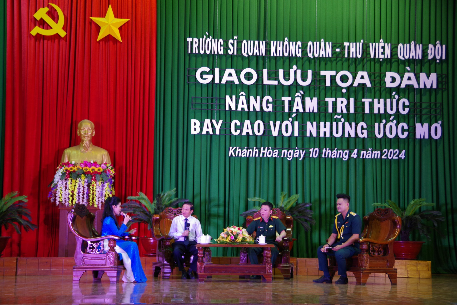 Quang cảnh toạ đàm