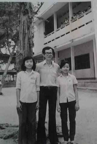 Một tấm hình lưu niệm cũ tác giả chụp cùng thầy và bạn trong khuôn viên trường THCS Năng khiếu Trần Quốc Toản