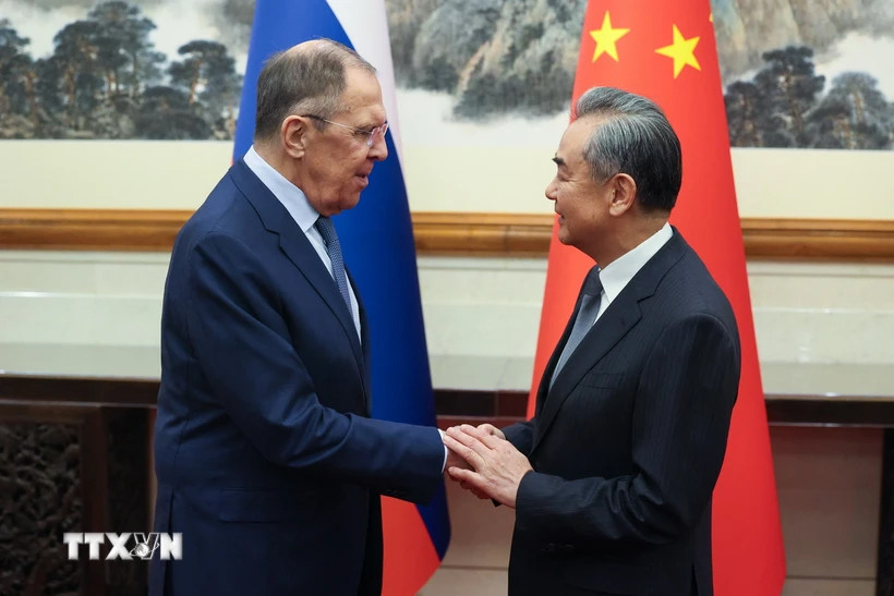 Bộ trưởng Ngoại giao Trung Quốc Vương Nghị (phải) và Ngoại trưởng Nga Sergei Lavrov tại cuộc gặp ở Bắc Kinh ngày 16/10/2023. (Ảnh: AFP/TTXVN)
