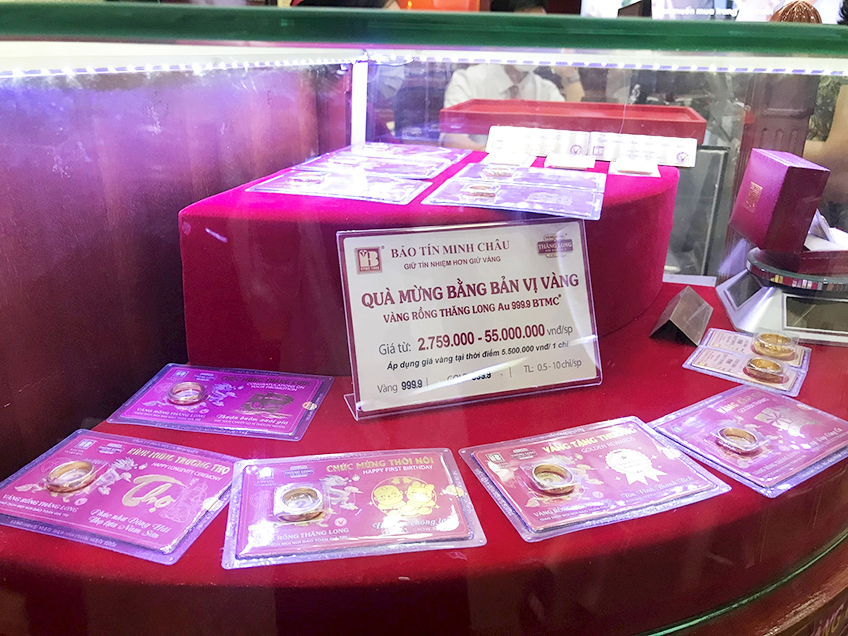 Giá vàng giảm 300.000 đồng mỗi lượng