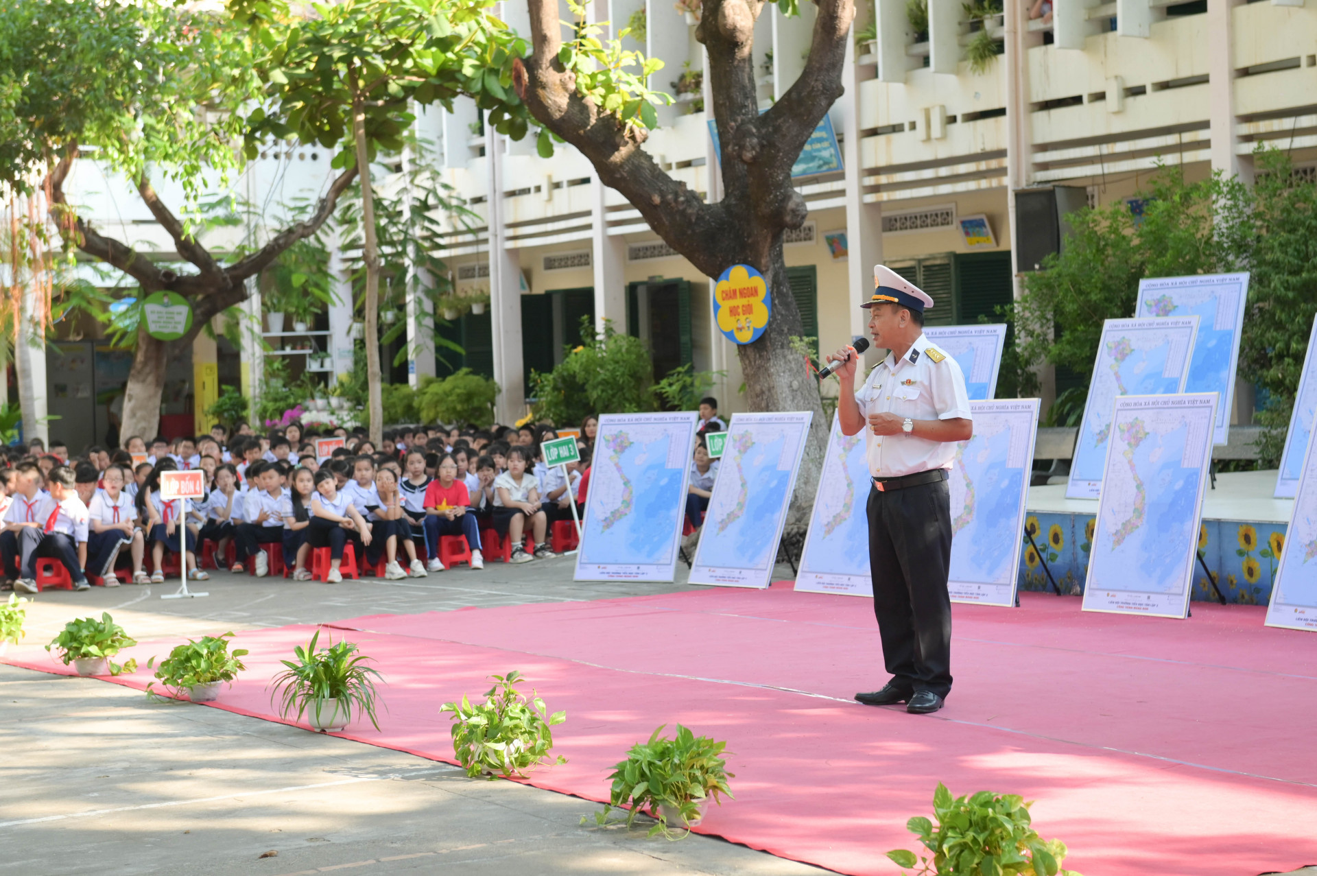 Tuyên truyền về biển, đảo cho các học sinh.