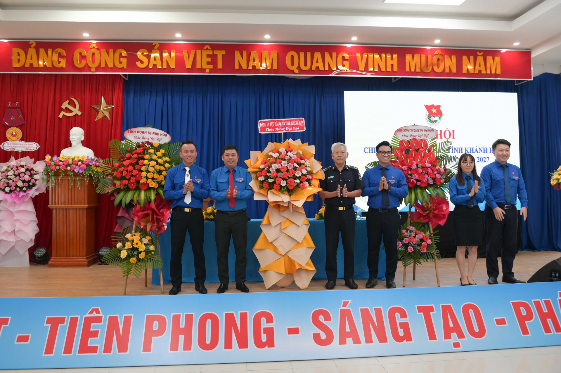 Lãnh đạo Tỉnh đoàn, Cục Hải quan tỉnh và Đoàn Khối các cơ quan tỉnh tặng hoa chúc mừng đại hội.